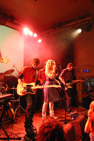 Pop-rockband The Attic tijdens een optreden